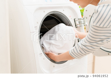 洗濯をする若い女性　パーツ 94061952