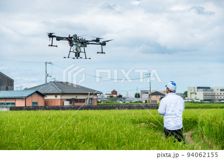 ドローンの使って田んぼに農薬を散布している 94062155