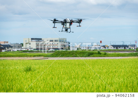 ドローンの使って田んぼに農薬を散布している ドローンの使って田んぼに農薬を散布している 94062158