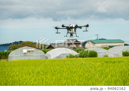 ドローンの使って田んぼに農薬を散布している 94062162