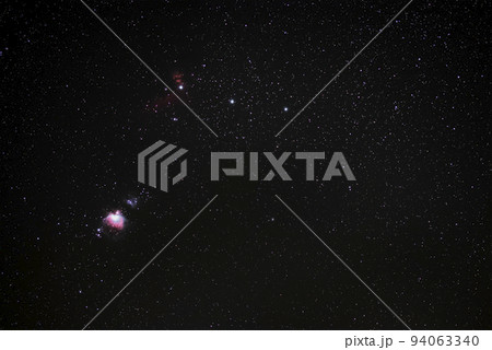 冬の星座オリオン座のアップ　三ツ星と大星雲 94063340