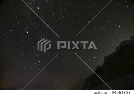 冬の星空　北の空の北斗七星とカシオペア 94063353