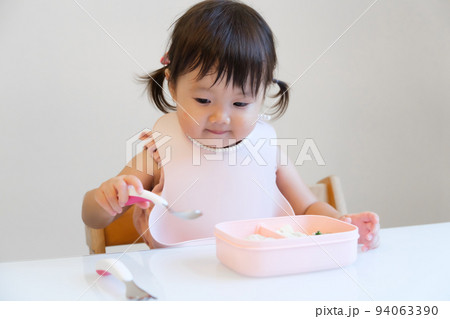 一人でご飯を食べる女の子 一人でご飯を食べる女の子 94063390