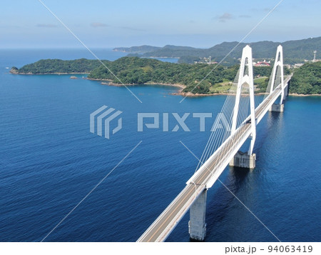 西彼杵半島と寺島間に架かる大島大橋の空撮 西彼杵半島と寺島間に架かる大島大橋の空撮 94063419