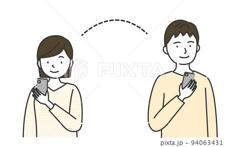 スマートフォンで連絡を取り合う男女 94063431