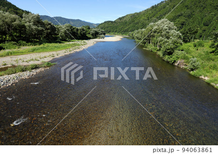 熊倉橋から望む秋の伊南川と山並み 福島県只見町 熊倉橋から望む秋の伊南川と山並み 福島県只見町 94063861