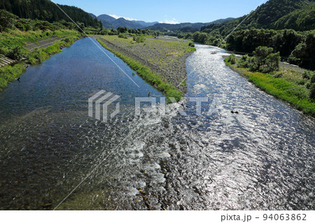 熊倉橋から望む秋の伊南川と山並み 福島県只見町 熊倉橋から望む秋の伊南川と山並み 福島県只見町 94063862