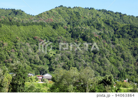 秋の爼倉山と伊南川沿いの集落ー亀岡橋から 福島県只見町 秋の爼倉山と伊南川沿いの集落ー亀岡橋から 福島県只見町 94063864