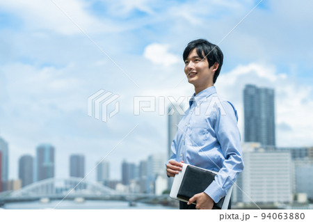 Yシャツ姿で歩く若いビジネスマン Yシャツ姿で歩く若いビジネスマン 94063880