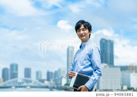 Yシャツ姿で歩く若いビジネスマン Yシャツ姿で歩く若いビジネスマン 94063881