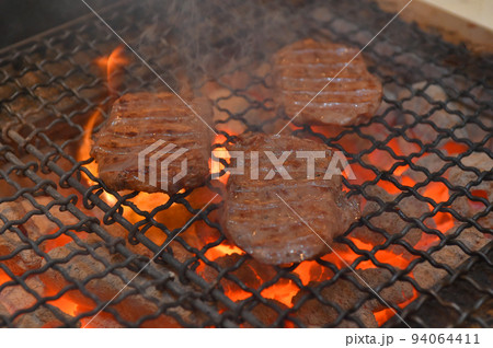 バーベキュー、網で焼かれる肉 94064411