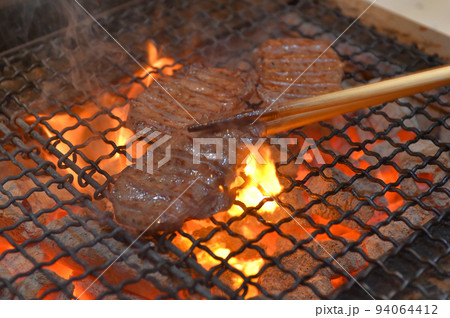 バーベキューグリルで焼く焼肉 バーベキューグリルで焼く焼肉 94064412
