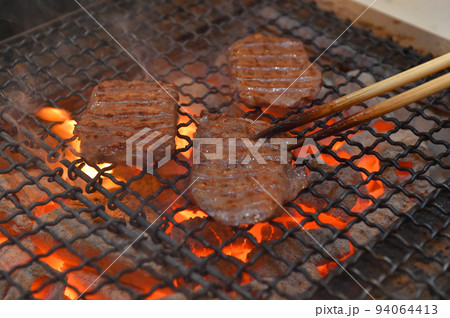 バーベキュー、網で焼かれる肉 94064413