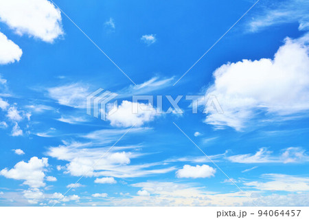 秋の青空と雲 94064457
