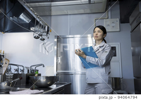 作業着を着た女性、厨房メンテナンスイメージ 94064794
