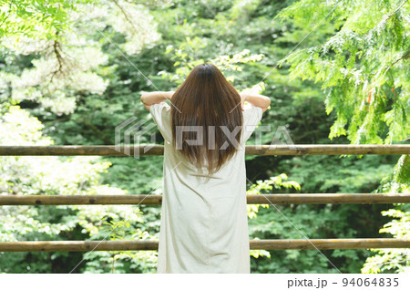森の中にいる美髪の女性(茶髪) 森の中にいる美髪の女性(茶髪) 94064835