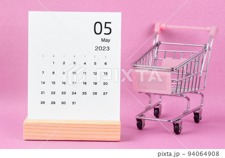 The May 2023 Monthly calendar with shopping cart against pink background. The May 2023 Monthly calendar with shopping cart against pink background. 94064908