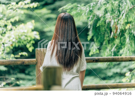 森の中にいるロングヘアの女性(ダメージヘア) 森の中にいるロングヘアの女性(ダメージヘア) 94064916