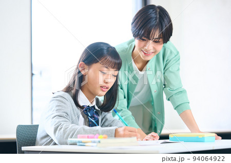 勉強する中学生　指導をする教師 94064922
