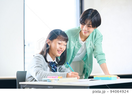 勉強する中学生 指導をする教師 勉強する中学生 指導をする教師 94064924