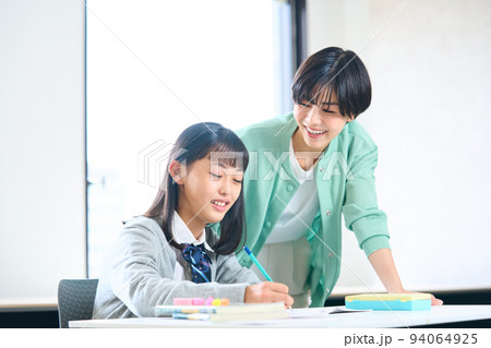 勉強する中学生 指導をする教師 勉強する中学生 指導をする教師 94064925