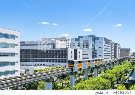 【東京都】自然が豊かな立川市の街並みと多摩モノレール 94065014