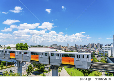 【東京都】自然が豊かな立川市の街並みと多摩モノレール 94065016