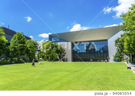 【東京都】立川市の新街区「GREEN SPRINGS」の芝生広場 94065054