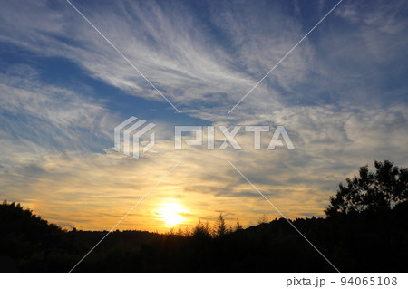 秋の夕焼け空 94065108