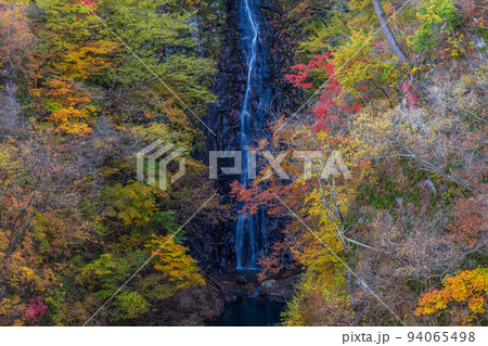 群馬の新紅葉名所　八ッ場あがつま湖（八ッ場ダム）　不動の滝 94065498