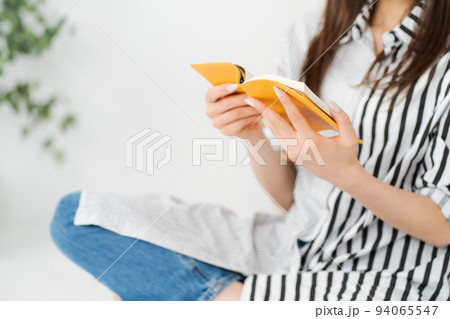 本を読む女性 手元 本を読む女性 手元 94065547