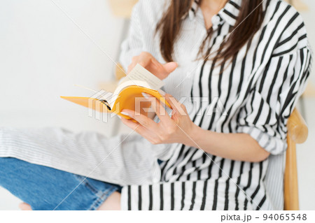 本を読む女性 手元 本を読む女性 手元 94065548