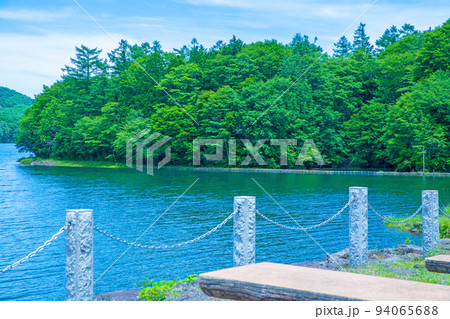 玉原湖　玉原ダム　湖畔の風景　初夏の季節 94065688