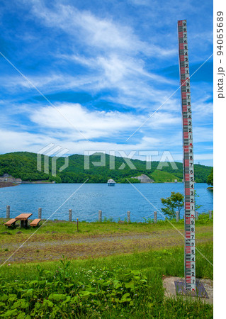 玉原湖　玉原ダム　湖畔の風景　初夏の季節 94065689