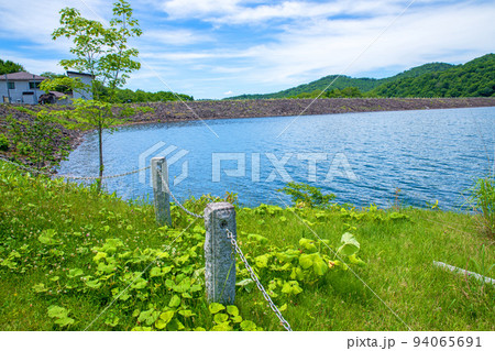 玉原湖　玉原ダム　湖畔の風景　初夏の季節 94065691