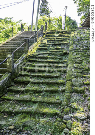 三徳山三佛寺 苔むした石段 鳥取県三朝町 三徳山三佛寺 苔むした石段 鳥取県三朝町 94065811