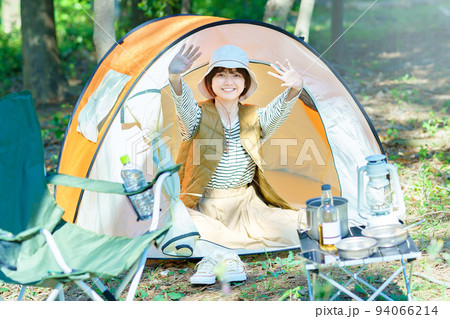 テントの前でくつろぐ若い女性 94066214