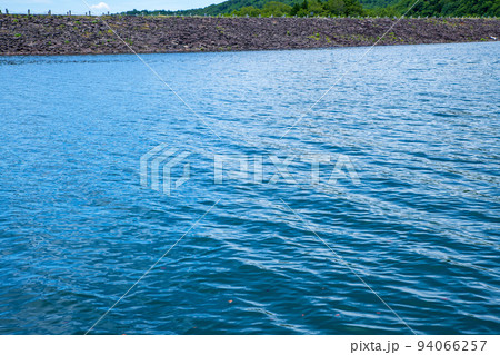 玉原湖　玉原ダム　湖の風景　初夏の季節 94066257