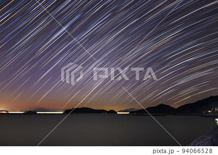 瀬戸内の冬の星景　夜明けの空の星の軌跡 94066528
