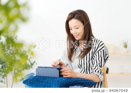 タブレットPCを操作する女性 94067049