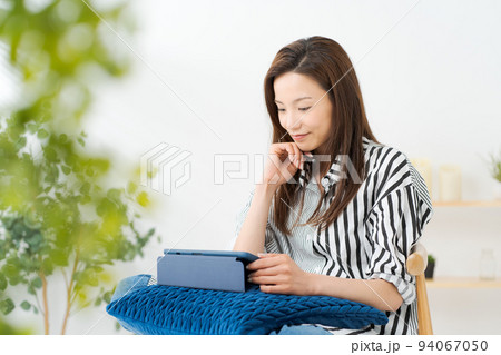 タブレットPCを操作する女性 94067050