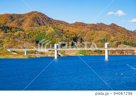 群馬の新紅葉名所　八ッ場あがつま湖（八ッ場ダム）　八ッ場大橋 94067296