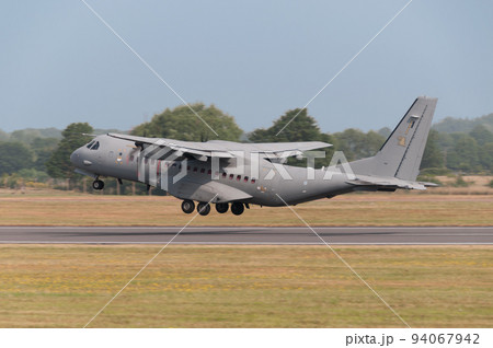 フィンランド空軍C-295M輸送機離陸 94067942