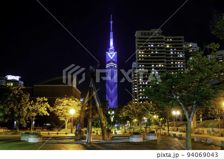 サザエさん通りからの美しい福岡タワーの夜景 94069043