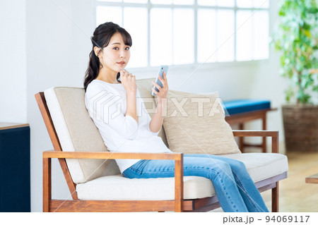 女性 リビング スマホ ライフスタイル カジュアル 女性 リビング スマホ ライフスタイル カジュアル 94069117