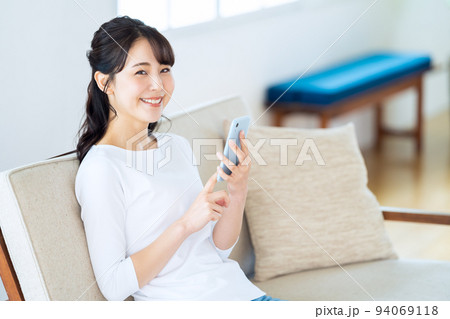 女性 リビング スマホ ライフスタイル カジュアル 女性 リビング スマホ ライフスタイル カジュアル 94069118