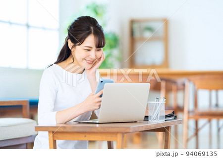 女性　パソコン　テレワーク　リビング　ライフスタイル　カジュアル 94069135