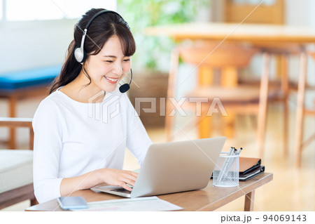 女性　パソコン　テレワーク　リビング　ライフスタイル　カジュアル 94069143