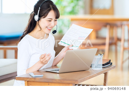 女性　パソコン　テレワーク　リビング　ライフスタイル　カジュアル 94069148