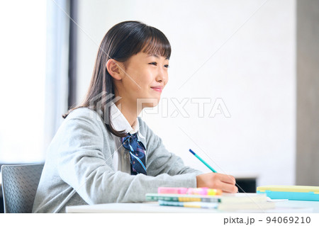 勉強する中学生　 94069210
